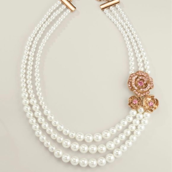 White bead necklace with rose - Picture 1 of 3